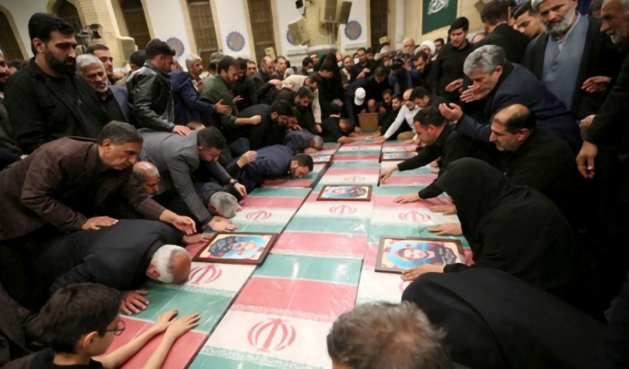 2024年4月4日，位於伊朗德黑蘭，喪生的伊斯蘭革命衛隊家屬為逝者舉行葬禮儀式。（照片來源：Office of the Iranian Supreme Leader/WANA）