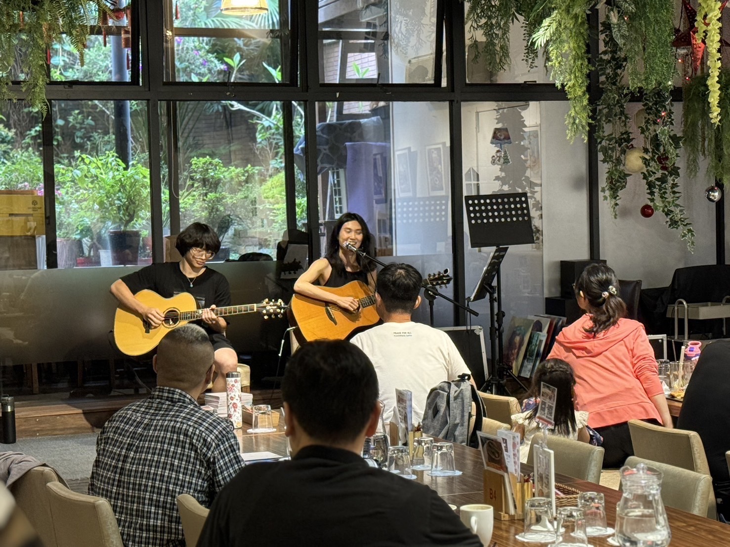 小型音樂會，用餐者享受美食和音樂。(圖/李容珍攝影)