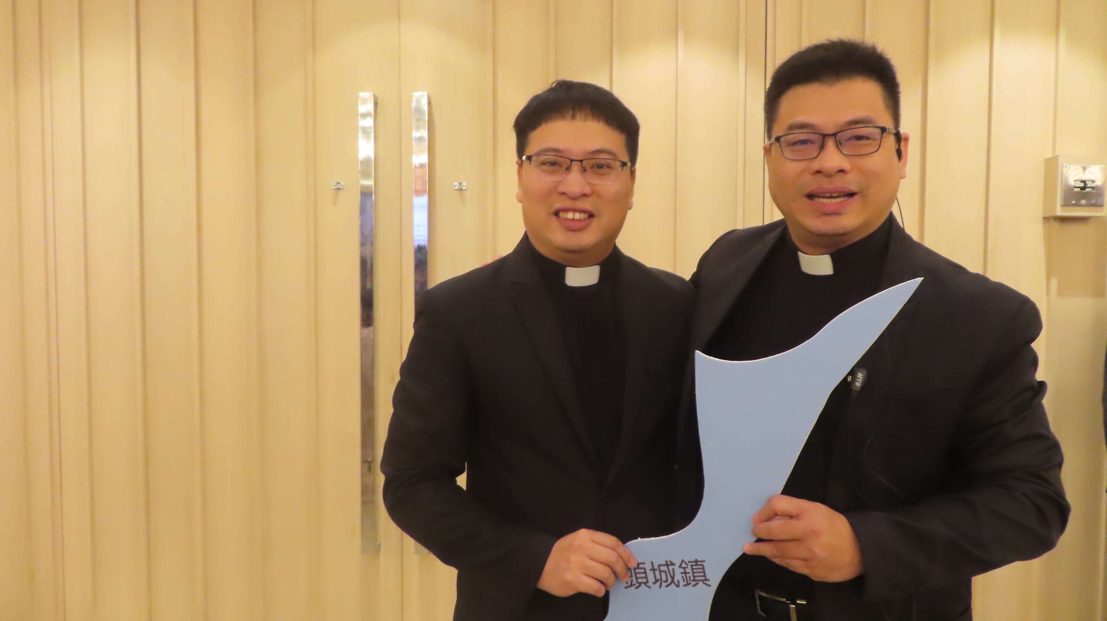 張新創牧師（右）與同屬青年牧師的頭城長老教會洪麒喨牧師。（圖／梁敬彥攝影）