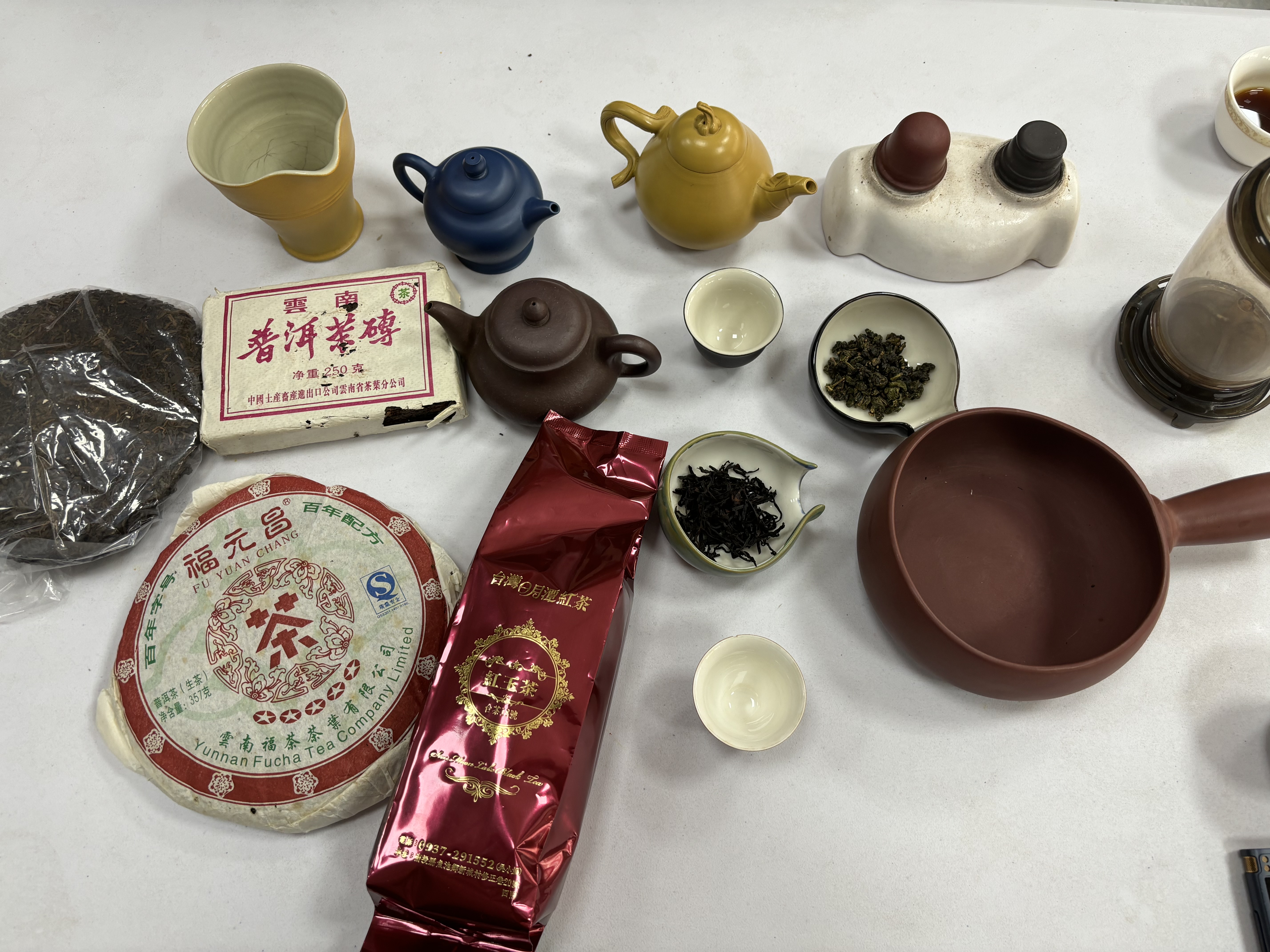 沈懷恩牧師介紹各種茶和茶具。（圖／李容珍攝影）