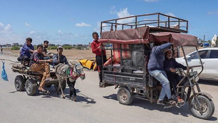2024年5月6日，在以色列下達撤離令時，即時逃往汗尤尼斯的加薩人民。（照片來源：AFP）