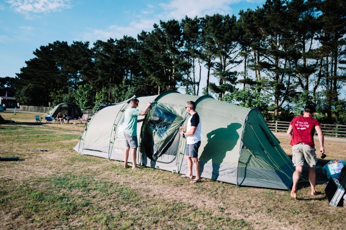 活動參與者自己搭帳篷。（圖／翻攝自creationfest.org.uk）