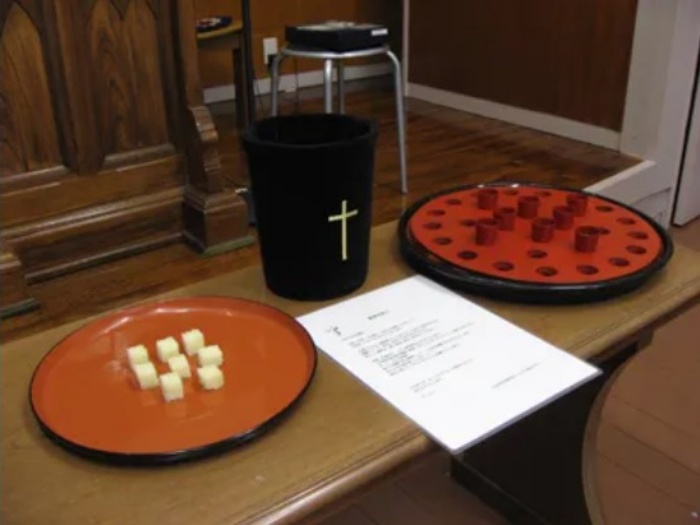 教會內使用輪島市傳統漆塗裝飾的木製聖餐器具。（圖／日本基督教團）