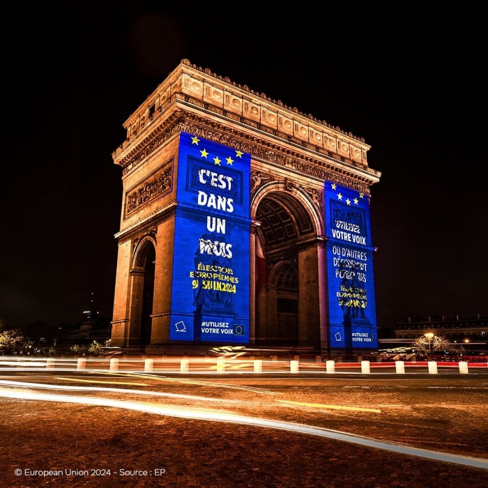 巴黎凱旋門打上宣傳歐洲議會大選燈光。（圖／翻攝自IG@europeanparaliment)