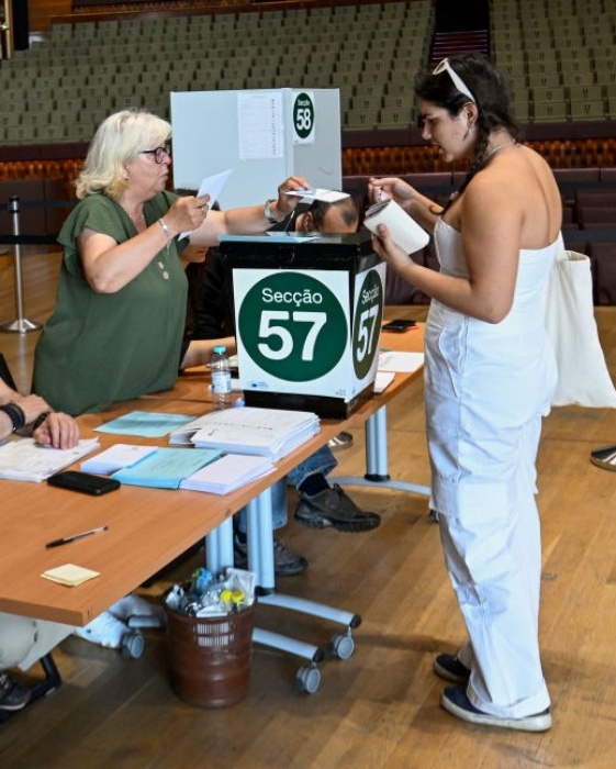 投票所服務人員向選民解說投票事宜。（圖／翻攝自IG@europeanparaliment)