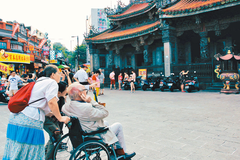 莫特曼教授趁隙參觀三峽祖師廟，展現神學的包容、廣闊與深邃。（作者提供）