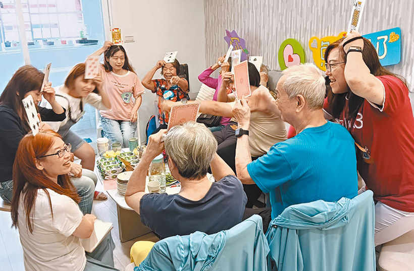 在魏瑜玟家中舉辦幸福小組的聚餐及破冰遊戲。（受訪者提供）