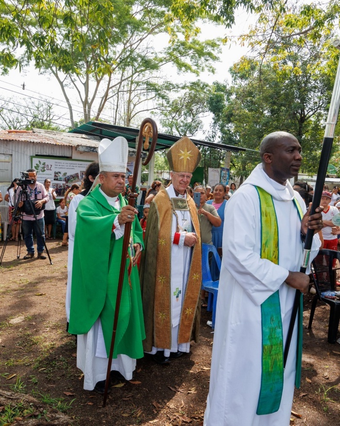 與當地聖公會領袖舉行聖禮儀式。（圖／翻攝自IG@justinwelby）