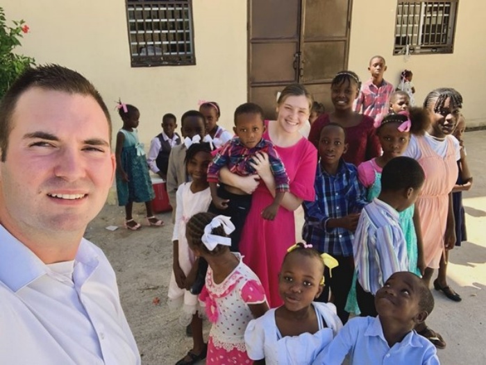 娜塔莉IG貼出與先生在海地孤兒院服事時的情景，臉上都洋溢著笑容。（圖／翻攝自IG@adventuresinhaiti）