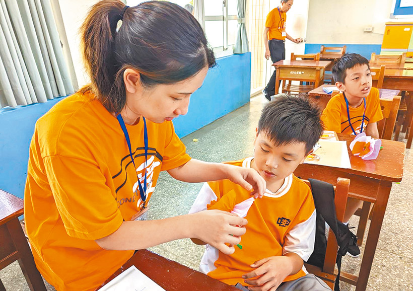 吳馨悅（左）和她關心的學生。