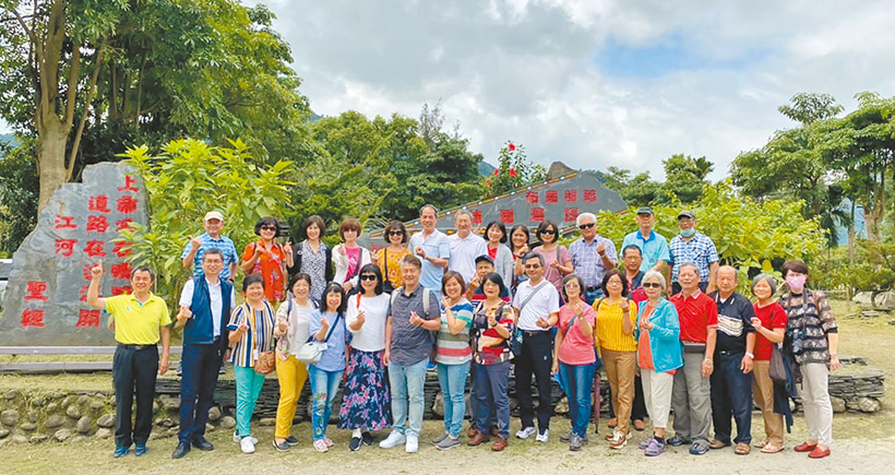 草屯長老教會雅歌牧區在台東布農部落休閒農場合影。（圖／受訪者提供）