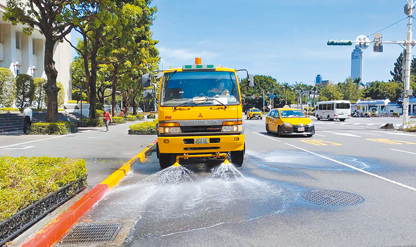 在街頭灑水散熱。（台北市政府提供）