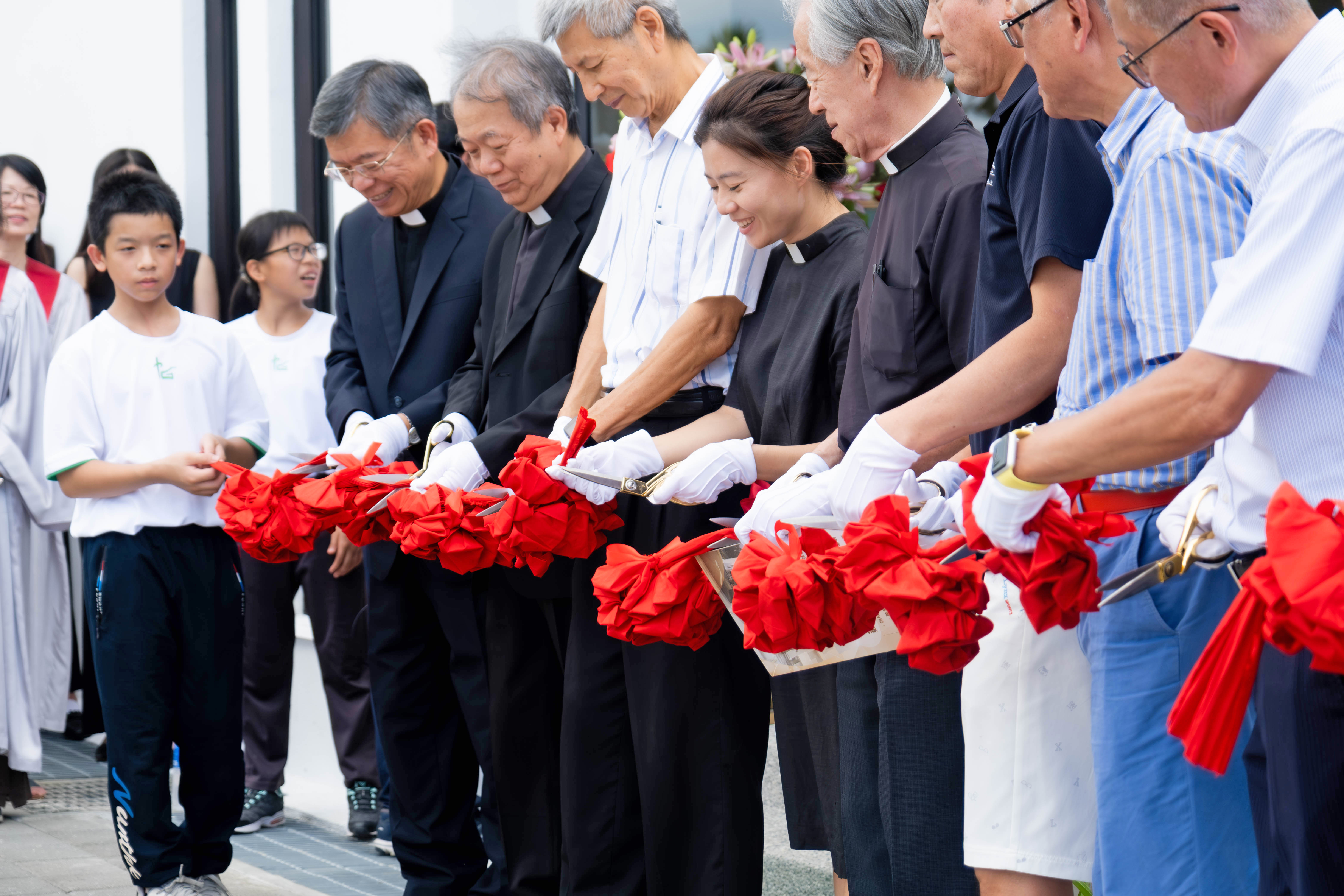 中會代表、小會議長、小會長老、駐堂牧師、繁華委員、獻地代表和營造代表多人共同剪綵。(圖/繁華教會提供)