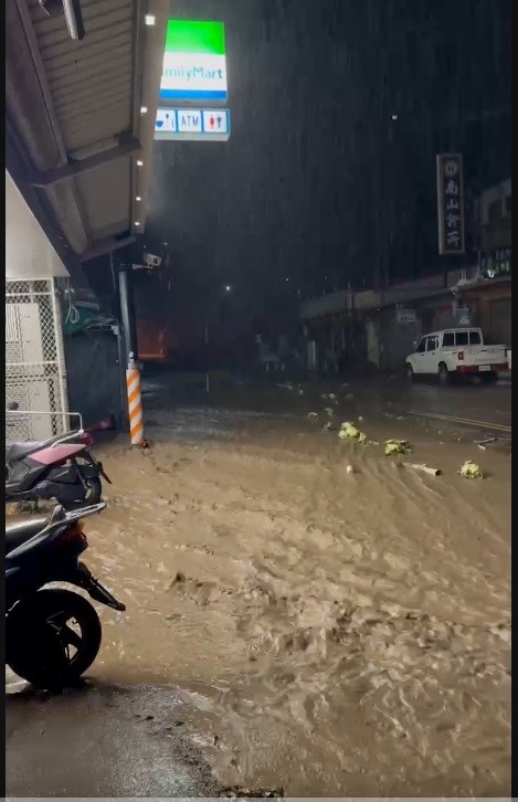 南山村道路成泥水道，部落農民種植的高麗菜被沖走。（鐘正志提供）