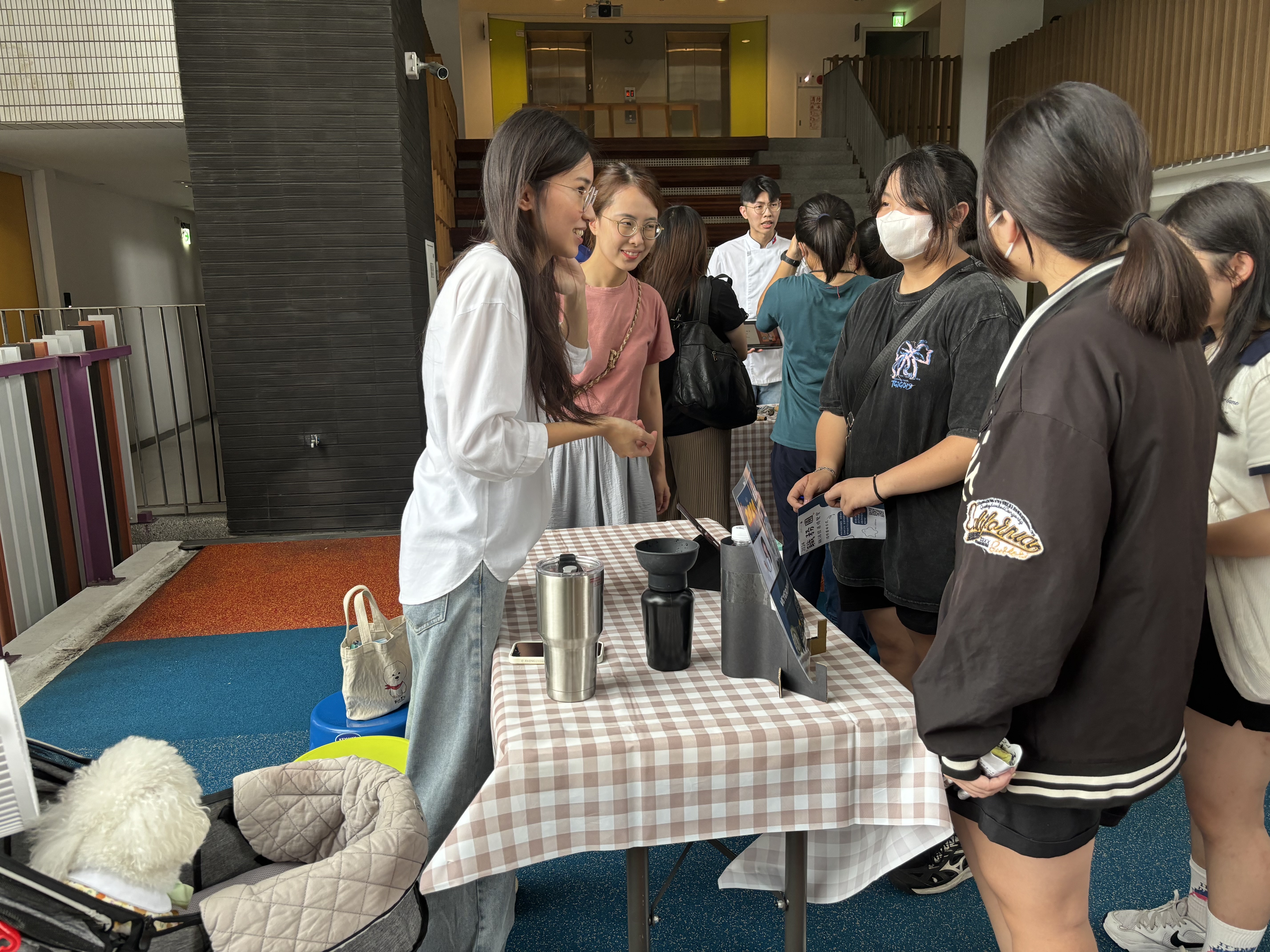 年輕女獸醫帶著寵物，介紹這行業內容。(圖/李容珍攝影)