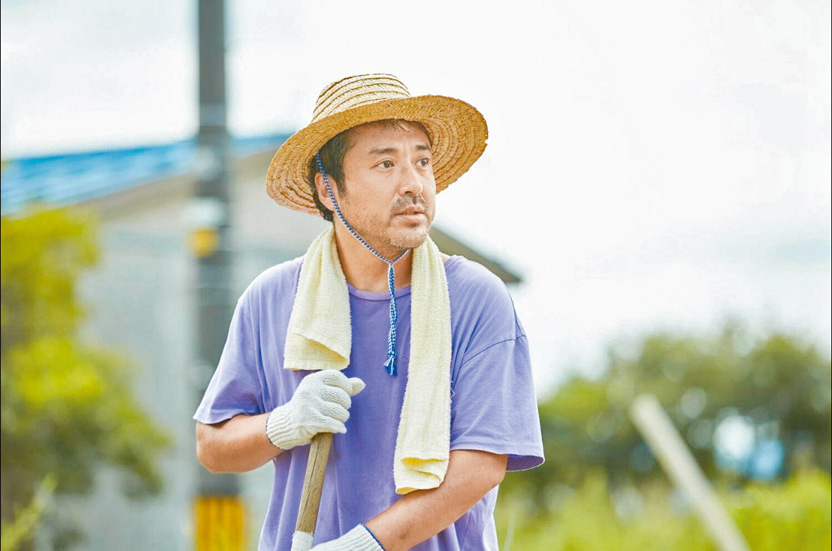 經常不請自來跑到山田住處、異常熱情的島田大叔。（劇照來源：IMDb）