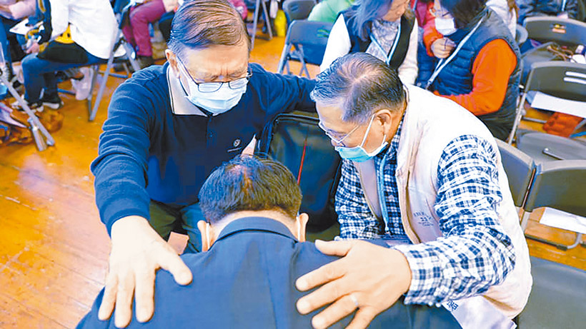 許多人在禱告中與神相遇。（圖／台東復興祈禱院臉書）