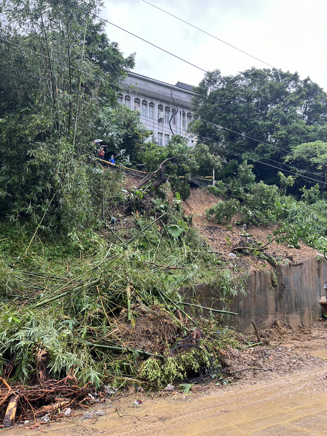 山陀兒登陸後的豪大雨仍須留意土崩塌。（新北市政府提供）