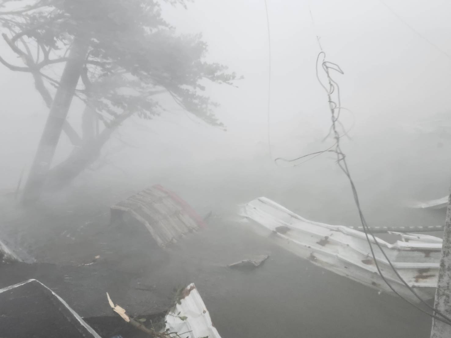 胡金寶牧師受困時，用手機拍下強風豪雨驚險瞬間。（胡金寶牧師提供）