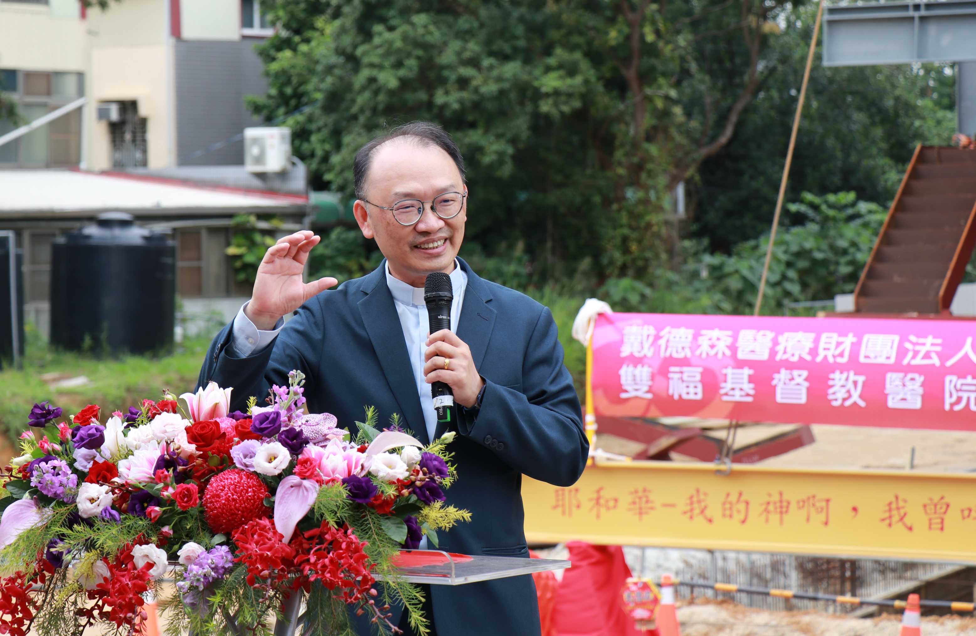 高堂恩董事長祝福雙福基督教醫院興建工程順利。(圖/嘉基提供)