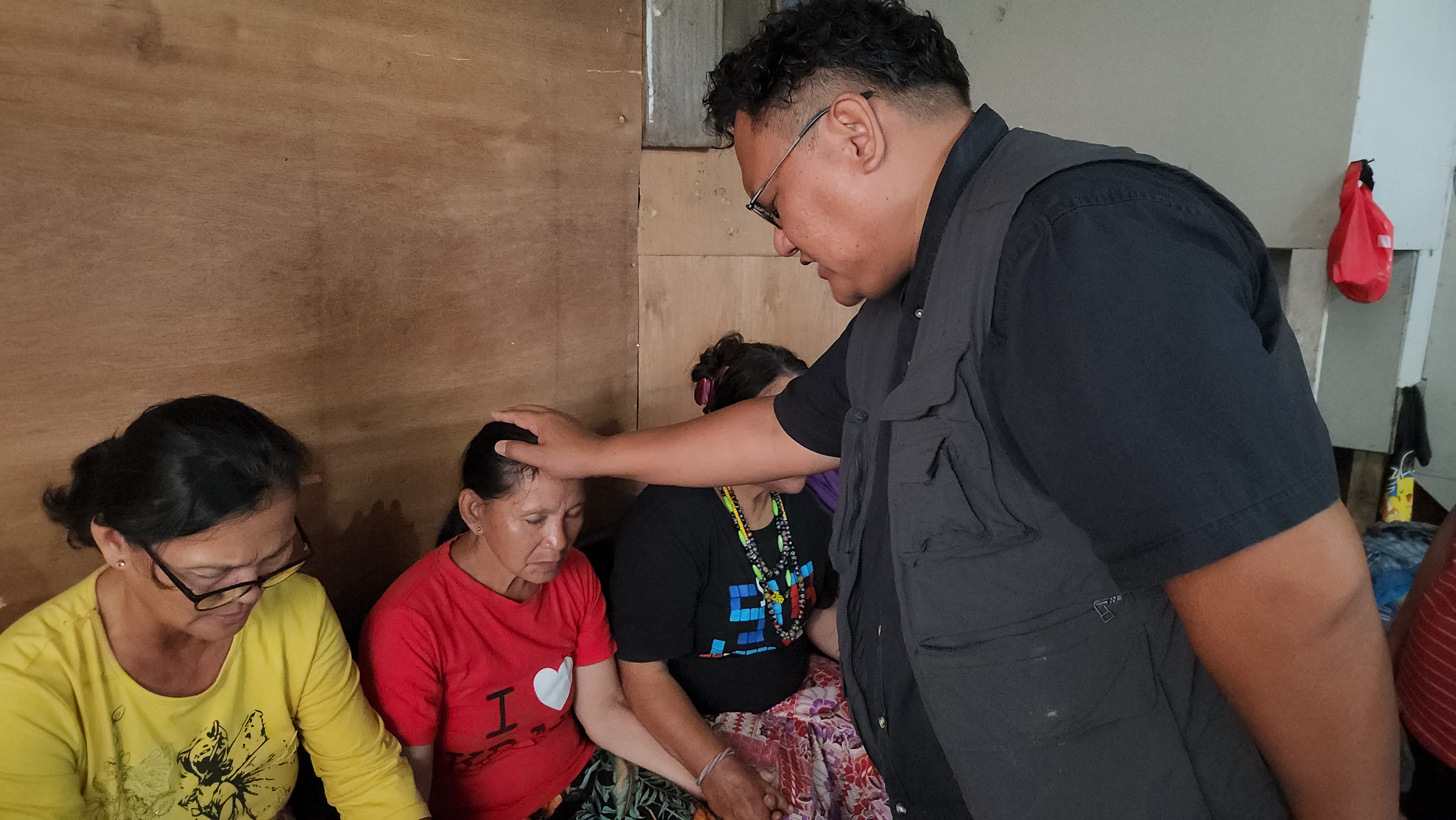 圖:魯瑪夫牧師特別為東馬與印尼邊境的婦女祝福禱告